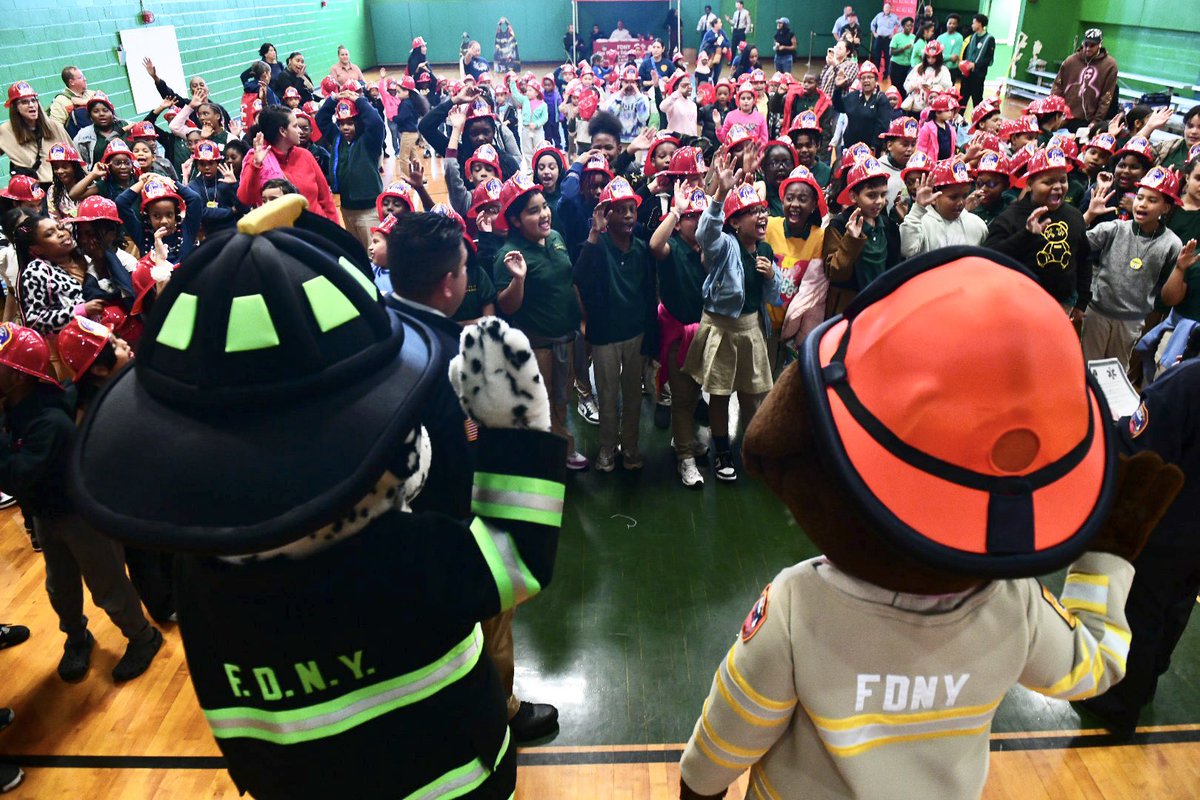 👏 With my pal educating kids from <a href="/PALNewYork/">Police Athletic League (PAL) New York City</a> about fire safety! Another brilliant group of youngsters on Thursday in the Bronx as Siren and I continue our #FirePreventionMonth tour!