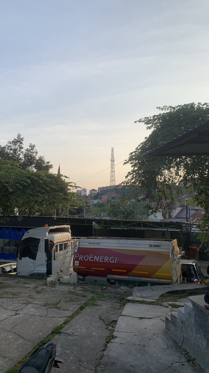 chubopapii's tweet photo. ga semua kalimantan full hutan sama dinosaurus ternyata bjir masih banyak tambang sama ngabers😔 https://t.co/PXLTtAc1Hn