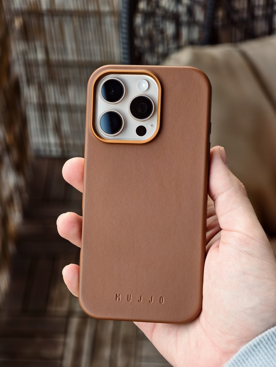 BenGeskin's tweet photo. This Mujjo leather case in Dark Tan looks and feels very nice 😮‍💨 https://t.co/jDU2LULeca