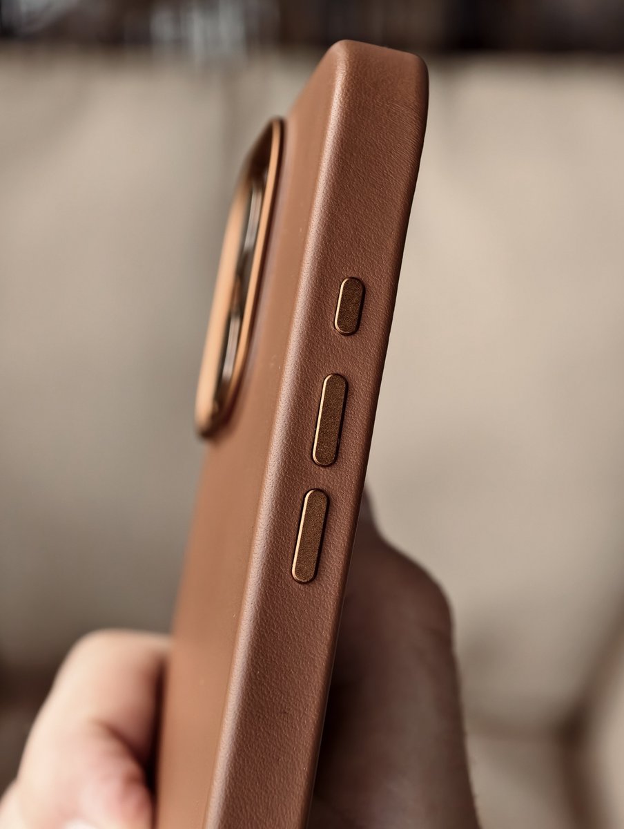 BenGeskin's tweet photo. This Mujjo leather case in Dark Tan looks and feels very nice 😮‍💨 https://t.co/jDU2LULeca
