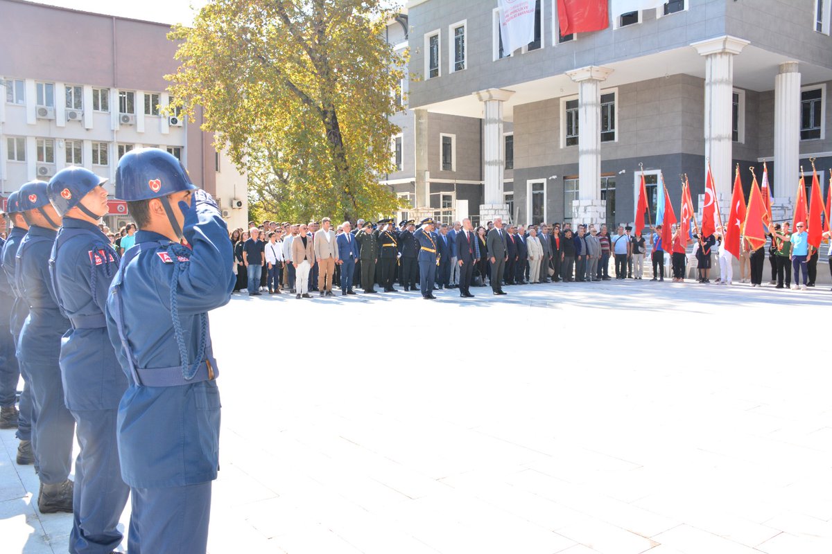 koycegiz48's tweet photo. 29 Ekim Cumhuriyet Bayramı’nın 101. yıl dönümü kutlamaları kapsamında ilçemizde Çelenk Sunma Töreni düzenlendi.
Cumhuriyet Bayramımız Kutlu Olsun🇹🇷 https://t.co/rJwtvRJ0QB
