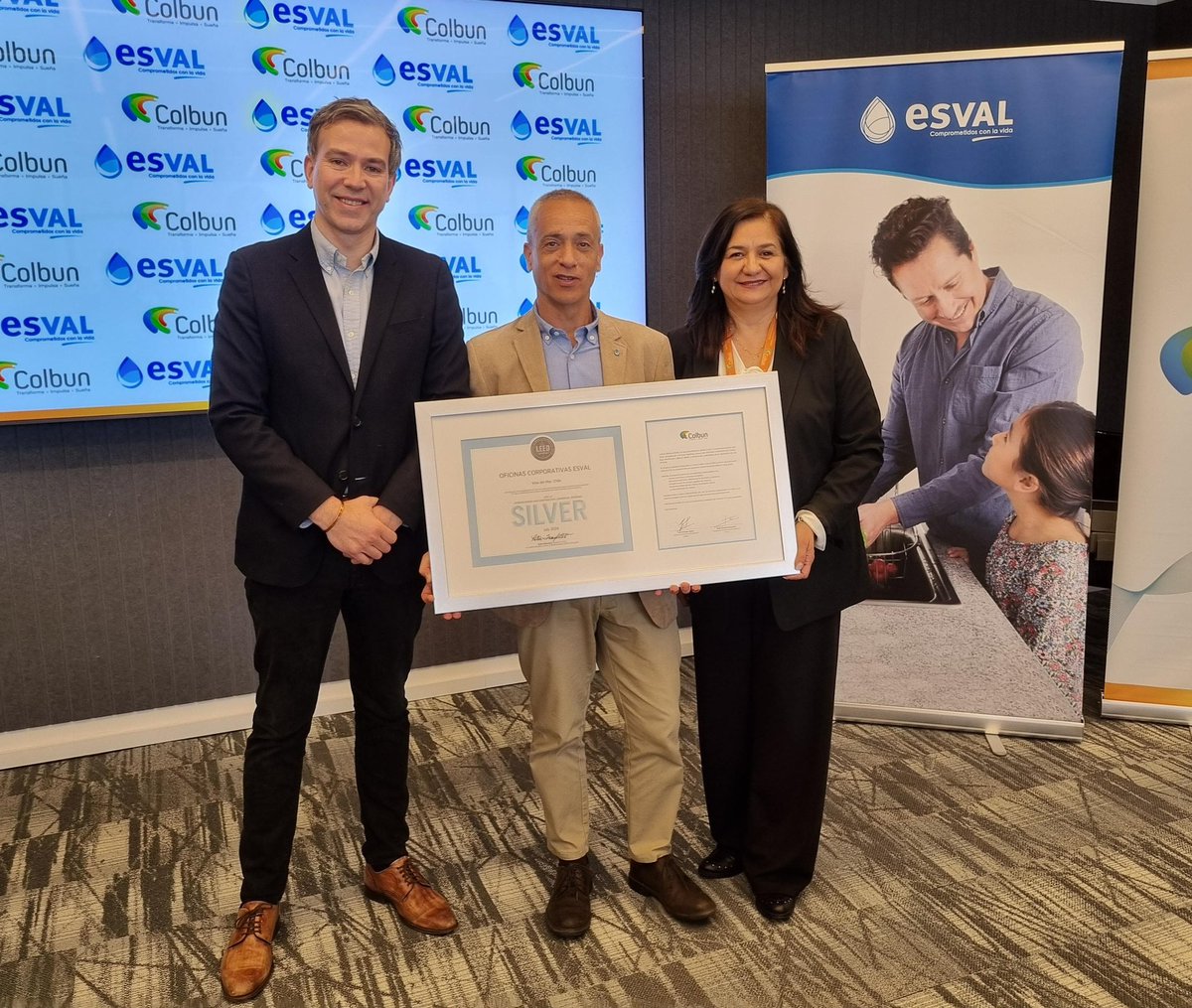 _ESVAL's tweet image. #CertificaciónLeed 💧 Recibimos el sello de eficiencia energética Leed V4, que refleja nuestro compromiso con el medio ambiente. Contamos con instalaciones que ayudan a reducir las emisiones de carbono, griferías de bajo consumo y espacios para el reciclaje de residuos, entre…