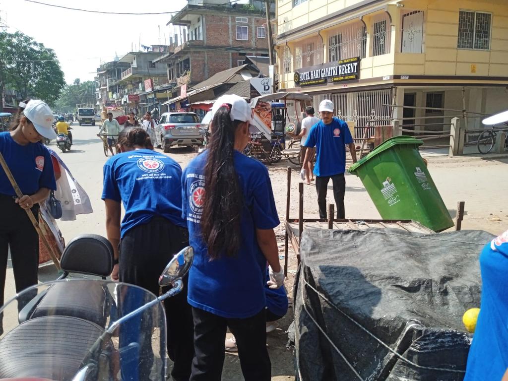 HariUnit's tweet photo. NSS volunteers of Hari Gayatri Das College, ASSAM  organized a cleanliness drive at the local market as part of #DiwaliwithMYBharat campaign #YehDiwaliSevaKeSath @_NSSIndia @YASMinistry @mansukhmandviya @himantabiswa  @khadseraksha #MYBharat @nss_rdguwahati @NssrdD @GUCampusNSS https://t.co/SsDm8L2uap