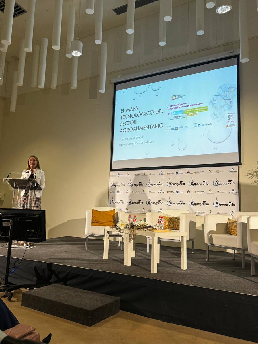 🚀 El pasado jueves, <a href="/RosaGallardo15/">Rosa Gallardo</a>, directora de la <a href="/CatedraENIAgri/">Cátedra ENIA Agricultura</a> de la <a href="/Univcordoba/">Universidad Córdoba</a>, inauguró la jornada "Tecnología para el Emprendimiento Agroalimentario" con su conferencia "El mapa tecnológico del sector agroalimentario", en el Museo Aquagraria, Ejea de los Caballeros📍