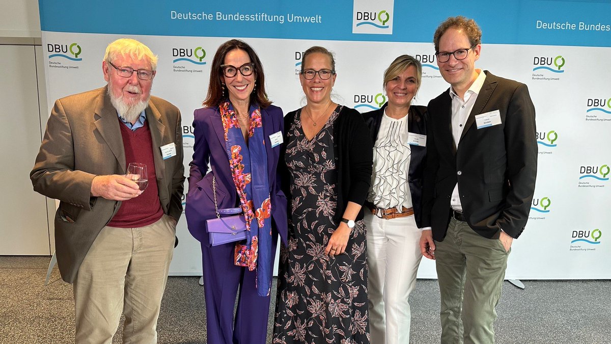 Wir gratulieren! Unsere sehr geschätzte Kuratorin &amp; Verbündete Dr. Franziska Tanneberger wurde gestern mit dem #Umweltpreis2024 von der <a href="/DBU/">dbu</a> für ihre herausragende wissenschaftliche Arbeit über die Rolle der Moore beim Schutz von Klima und Biodiversität ausgezeichnet🏅