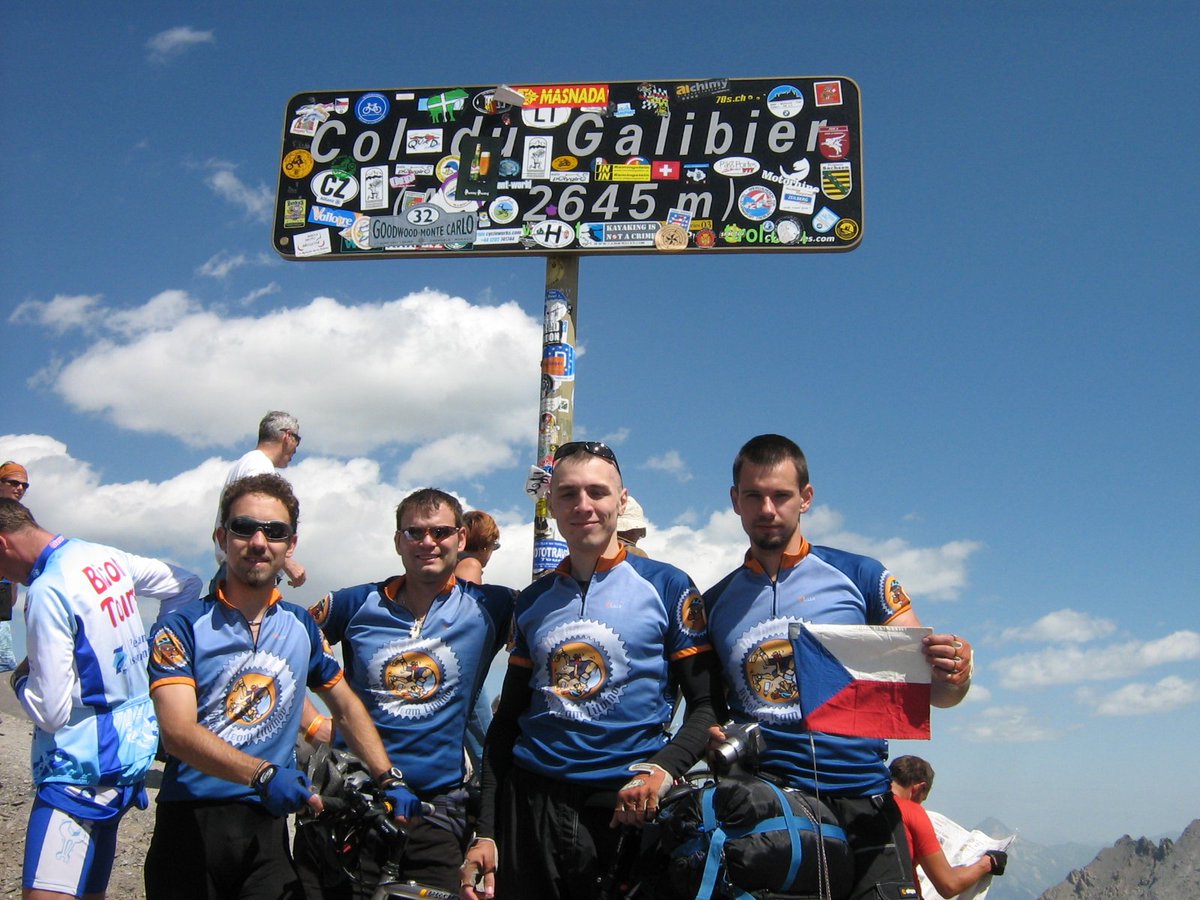 Tak tohle prosím, je Vaše a zároveň doslova a do písmene i #MojeVlajka . Tak všechno nejlepší, Česká republiko!