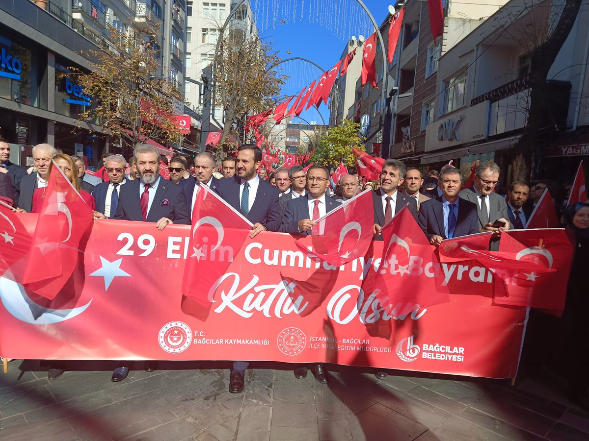 BagcilarMem's tweet photo. Cumhuriyetimizin 101. Yılı Kutlu Olsun!
Cumhuriyet Bayramı Kutlamaları  Kaymakamımız Abdullah UÇGUN, Belediye Başkanımız Abdullah ÖZDEMİR,Milli Eğitim Müdürümüz Mehmet SANSAR öğrenci ve  öğretmenlerimizin katılımıyla Bağcılar Meydan Yürüyüş yolunda Cumhuriyet yürüyüşü, https://t.co/bPDWIXOhQE