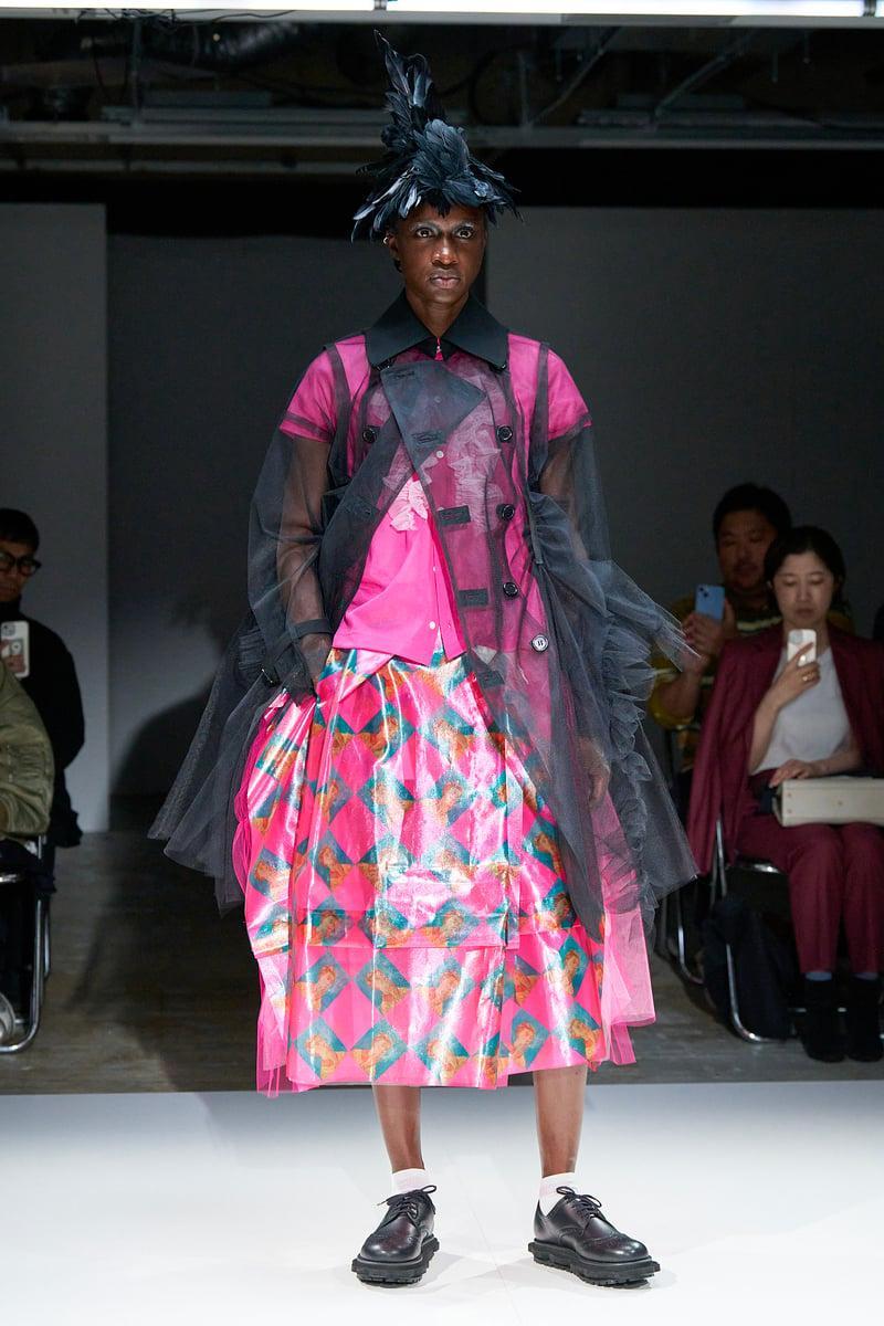 taoが、東京のコム デ ギャルソン本社で行われたフロアショーで2025年