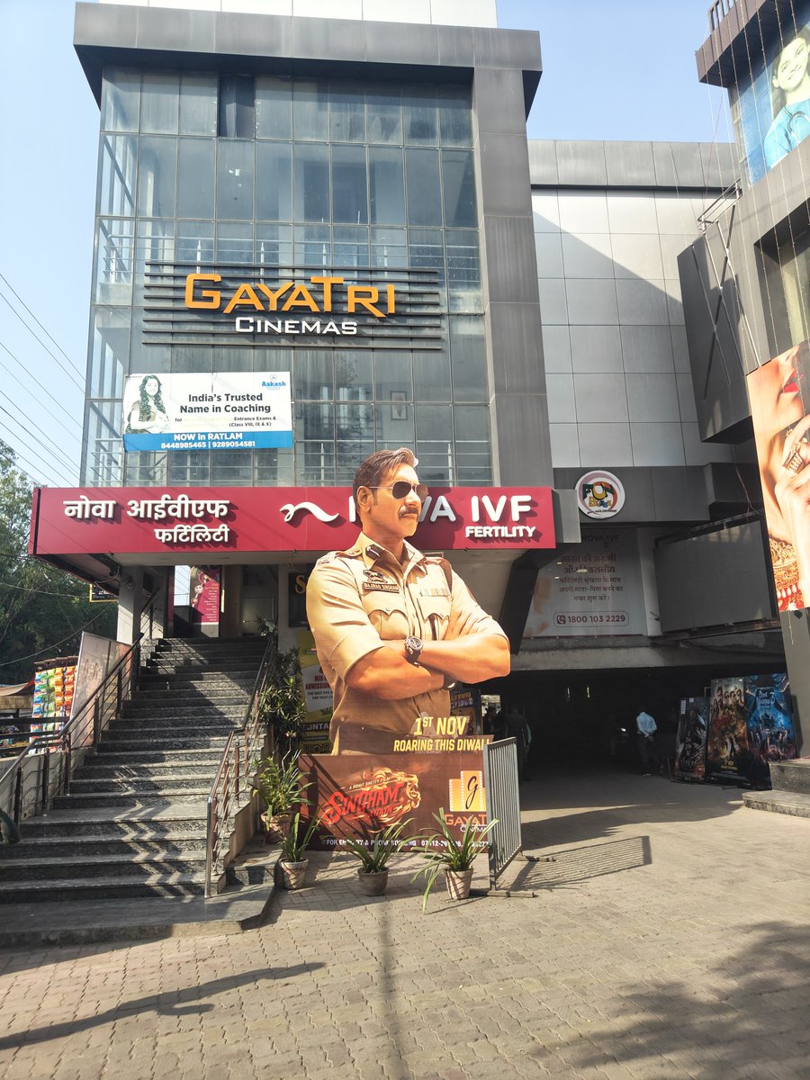 P_u_shh's tweet photo. SINGHAM AGAIN 20 feet Cutout @ GAYATRI CINEMAS RATLAM M.P

#AjayDevgan #AkshayKumar #TigerShroff #RanveerSingh #DeepikaPadukone #RohitShetty #Singham3 @jiostudios @RelianceEnt https://t.co/gZPmg1UdpU