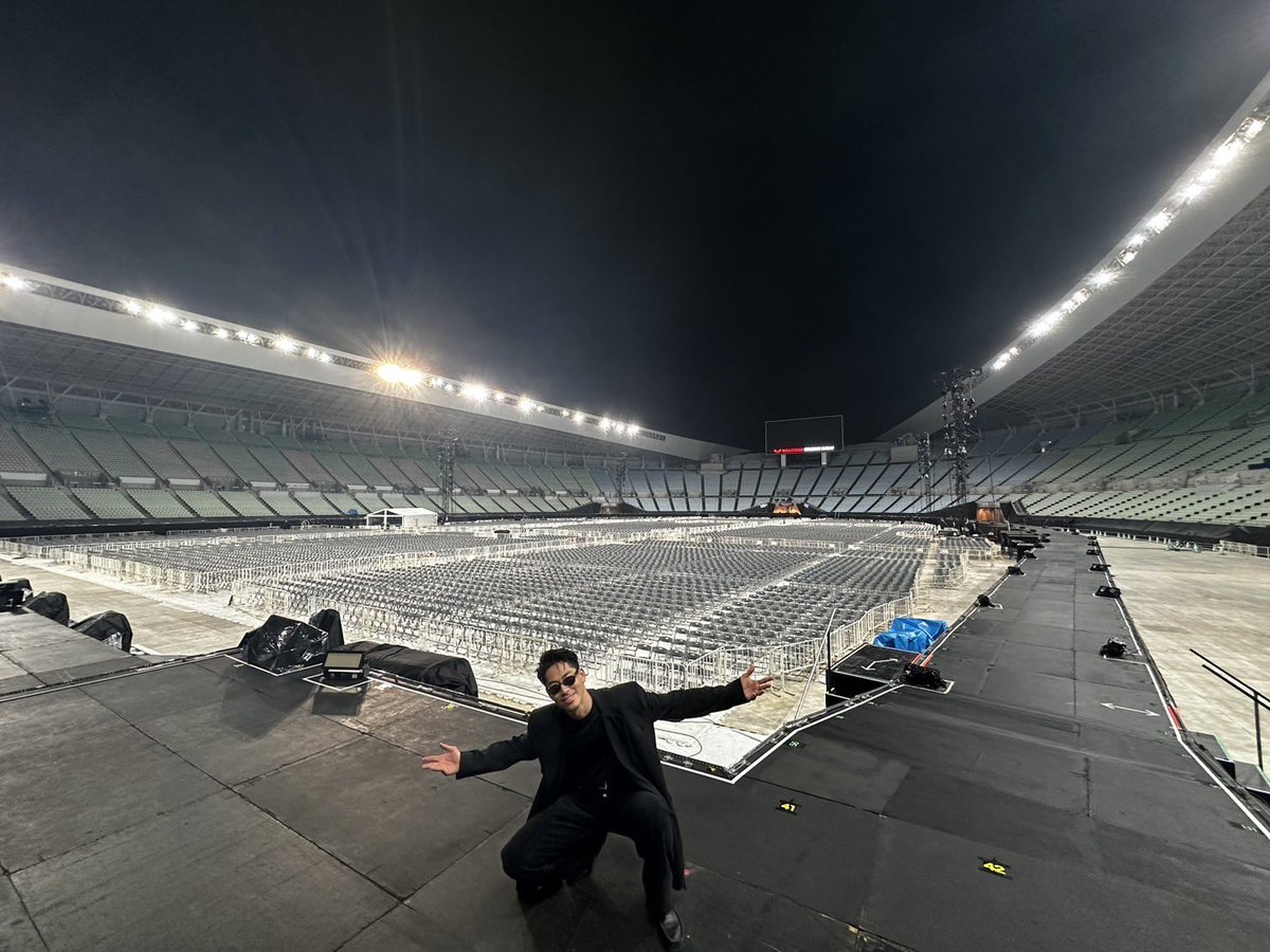 exilelive_acc's tweet photo. 【ライブアカウント一口話】
写真作品タイトルには
「ター◯ネーター と ちょんまげBOY」
と自ら銘打たれたご本人様ご提供写真。
#EXILE第二章

…WHAT IS EXILE

◆ツアースケジュールやライブ詳細はこちら
https://t.co/lHLMt0WFWV https://t.co/CfypVVMR7f