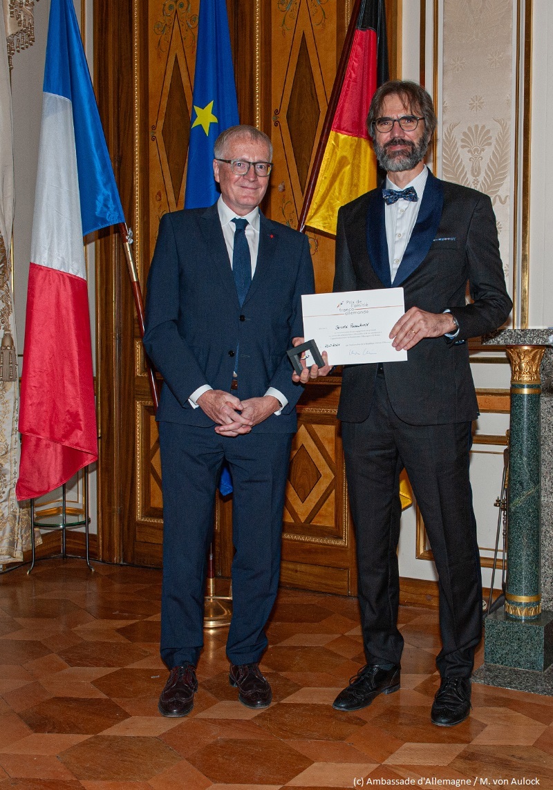 Sorbonne Université (@sorbonne_univ_) on Twitter photo Félicitations à <a href="/BerniHasenknopf/">Berni Hasenknopf</a> qui vient de remporter le prix de l’Amitié franco-allemande remis par <a href="/allemagnediplo/">Ambassade d'Allemagne en France</a> ! 🇫🇷🇩🇪
👉 Retrouvez le portrait de ce chimiste passionné, également conseiller pour l'engagement européen à Sorbonne Université : sorbonne-universite.fr/portraits/bern… Félicitations à <a href="/BerniHasenknopf/">Berni Hasenknopf</a> qui vient de remporter le prix de l’Amitié franco-allemande remis par <a href="/allemagnediplo/">Ambassade d'Allemagne en France</a> ! 🇫🇷🇩🇪
👉 Retrouvez le portrait de ce chimiste passionné, également conseiller pour l'engagement européen à Sorbonne Université : sorbonne-universite.fr/portraits/bern…