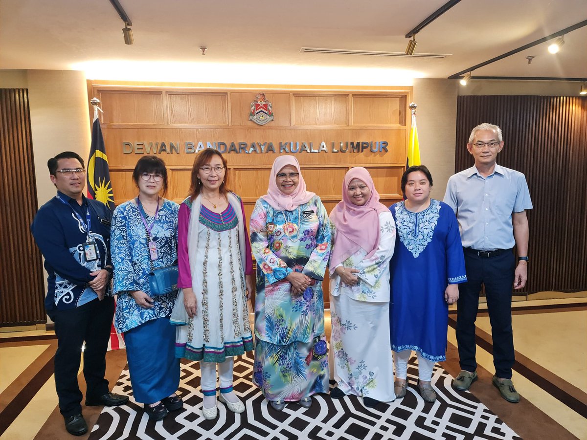 Minggu lepas, saya berjumpa dengan Datuk  Bandar Kuala Lumpur, Dato Seri Maimunah Mohd di DBKL. Saya membangkitkan beberapa isu yg penting di kws parlimen seputeh dgn beliau. Diharap Datuk Bandar baru ini dapat membawa reformasi di ibu kota kita.