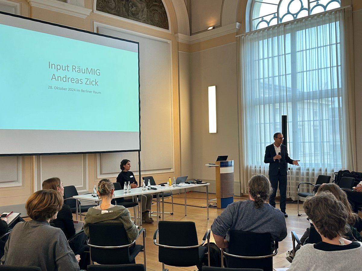 Wie zeigen sich Prozesse um #Integration &amp; #Inklusion in Kommunen, Städten &amp; Nachbarschaften? Heute startete der Abschlussworkshop des Projekts „Räume der Migrationsgesellschaft (RäuMig)“ von <a href="/IKG_BIE/">IKG_Uni Bielefeld</a>, <a href="/BIM_HU_Berlin/">BIM</a> &amp; <a href="/IMIS_UOS/">IMIS</a> an der <a href="/HumboldtUni/">Humboldt-Universität zu Berlin</a>