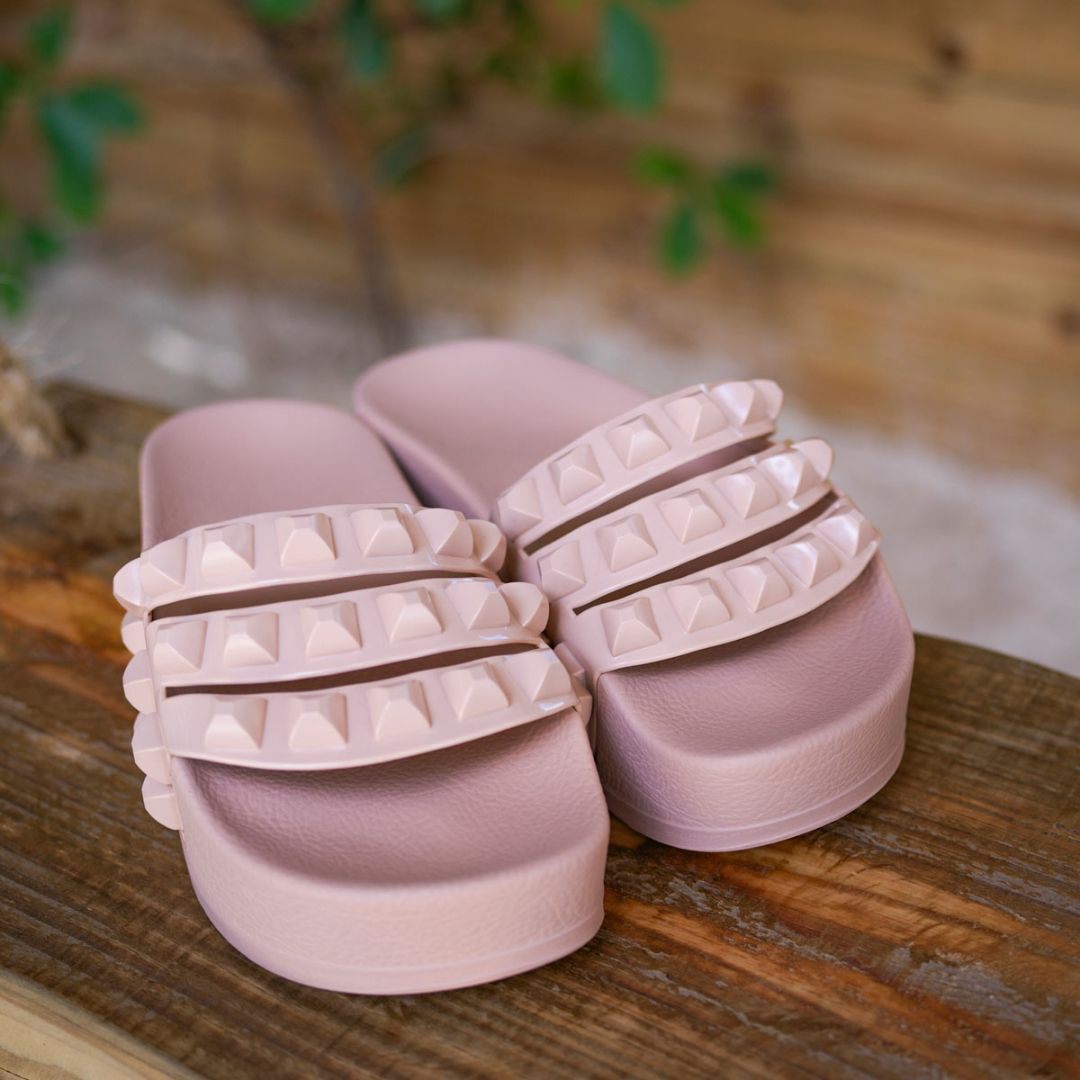carmensolitaly's tweet photo. Bring out your wild side with these Carmen Sol Carmen platform slides! Made in Italy with love, these vegan wonders tick all the boxes for fashion, comfort, and sustainability. #CarmenSol #platformsandals #ColorfulShoes #CuteShoes https://t.co/WPjR722Gay