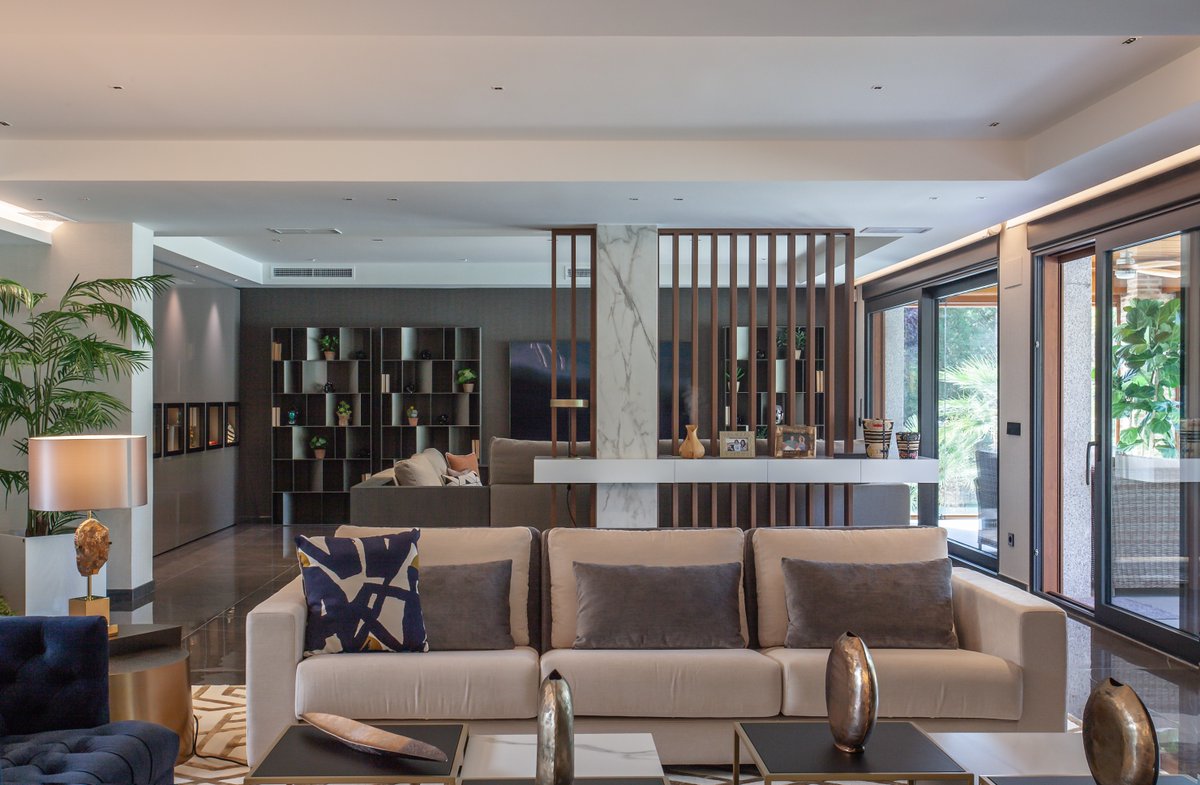 Este elegante salón de doble ambiente es también un acogedor lugar para disfrutar encuentros en familia. 
Foto <a href="/alfredoezquerra/">Alfredo Ezquerra</a>

#uniqueinteriors #projectswithsoul #lauracarrillostyle