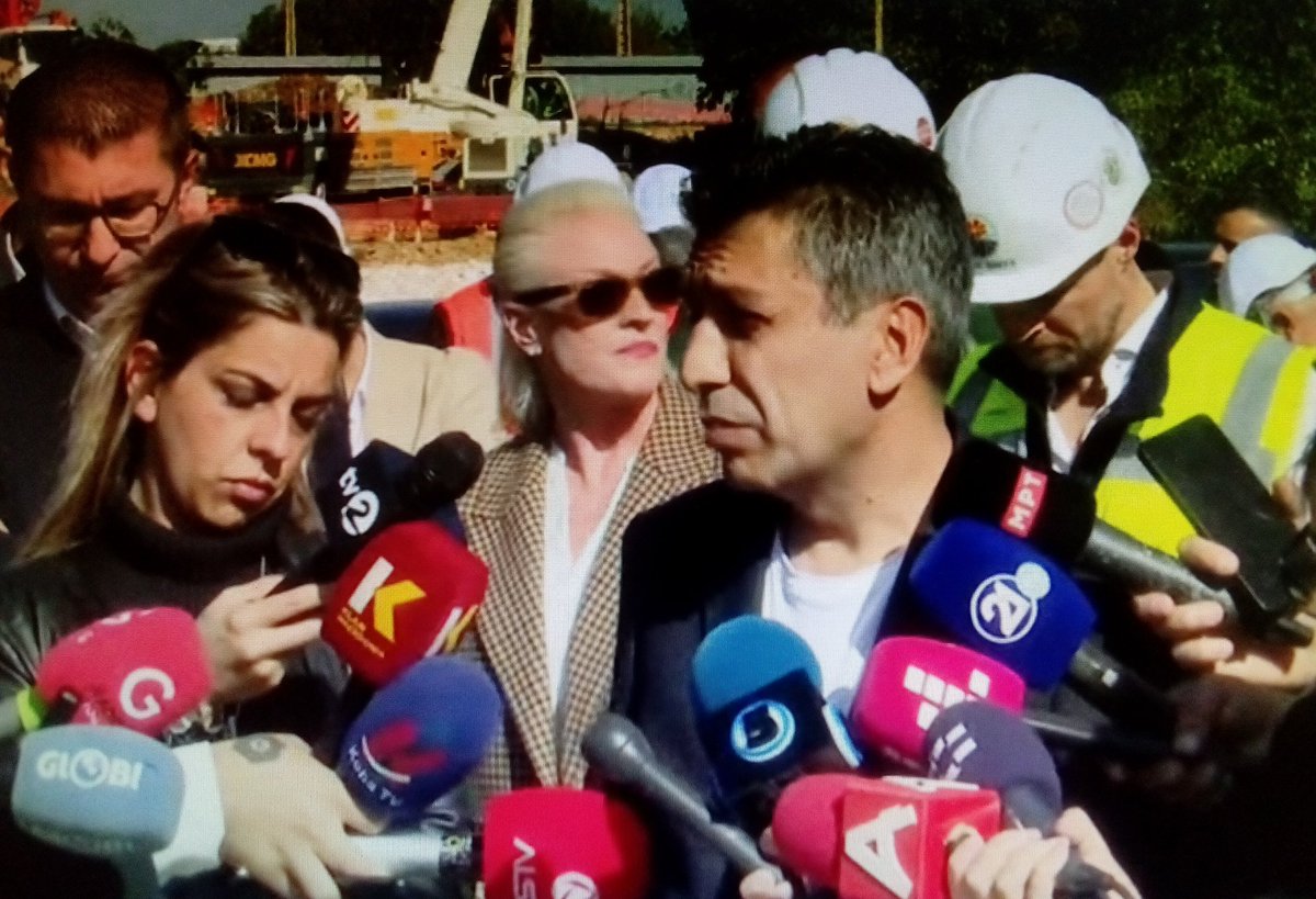 Во кое својство Меџити е присутен на пресс за коридорот 8 со оглед на тоа што е мин за животна средина,или задача му е сега да го менува Груби?
⬇️⬇️⬇️