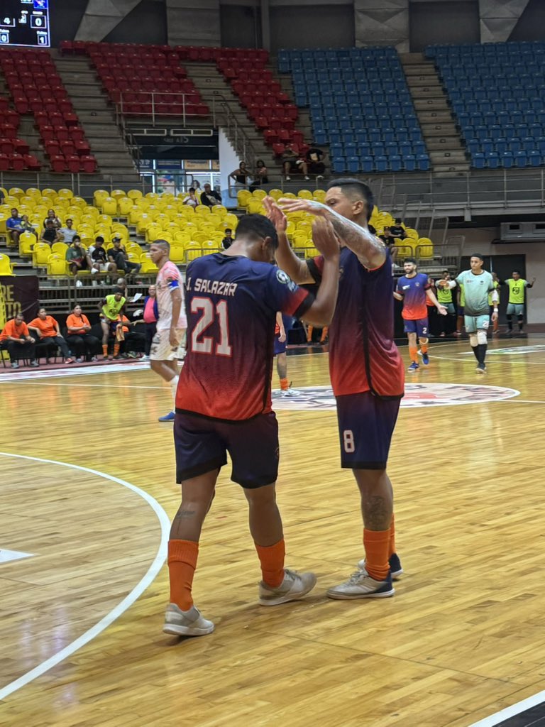 piratasfutsala's tweet photo. ☀️¡Feliz lunes, filibusteros! 🏴‍☠️

💪 ¡Este equipo nunca se rinde! Vamos con todo por la clasificación. 🏆 

🔜 En la 4ª jornada de la #LigaDeLosMundialistas, enfrentaremos a #EstaciónAsís en el Domo "José Maria Vargas” de La Guaira. ⚽️

#OrgulloLitoral 🧡 https://t.co/WcKZxXAXdN