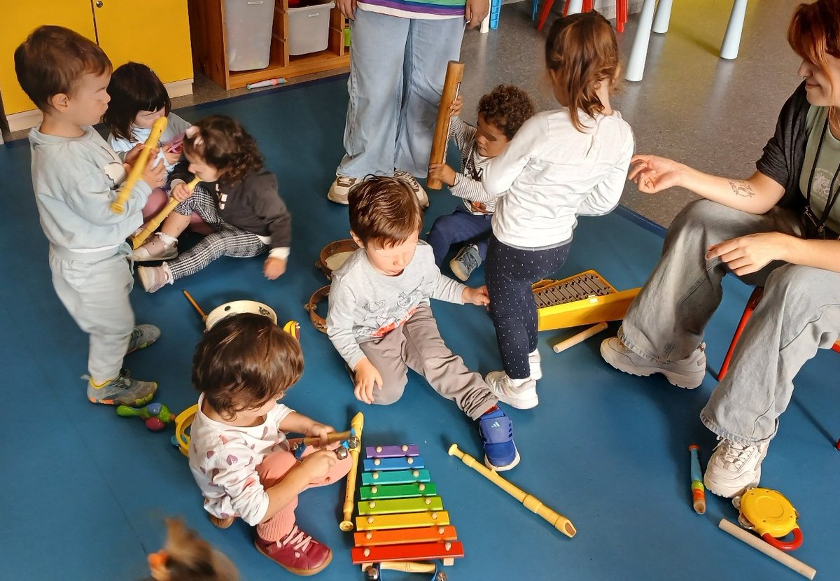 AlqueriaEduca's tweet photo. Descubrimos el mundo a través del juego heurístico. Las niñas /niños del grupo amarillo (2 años) generan sus propuestas, estrategias, creaciones, actividades e investigaciones a partir de la experimentación sensorial y materiales  que les llevan de forma natural al aprendizaje. https://t.co/9m9Zh0iOaX