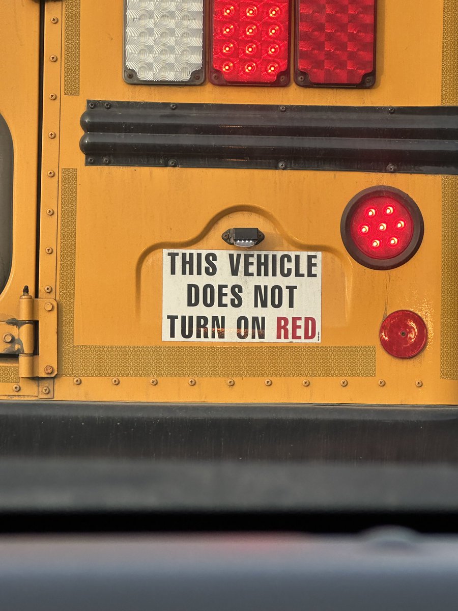 JeromeSBlanco's tweet image. why does this school bus look like a swiftie