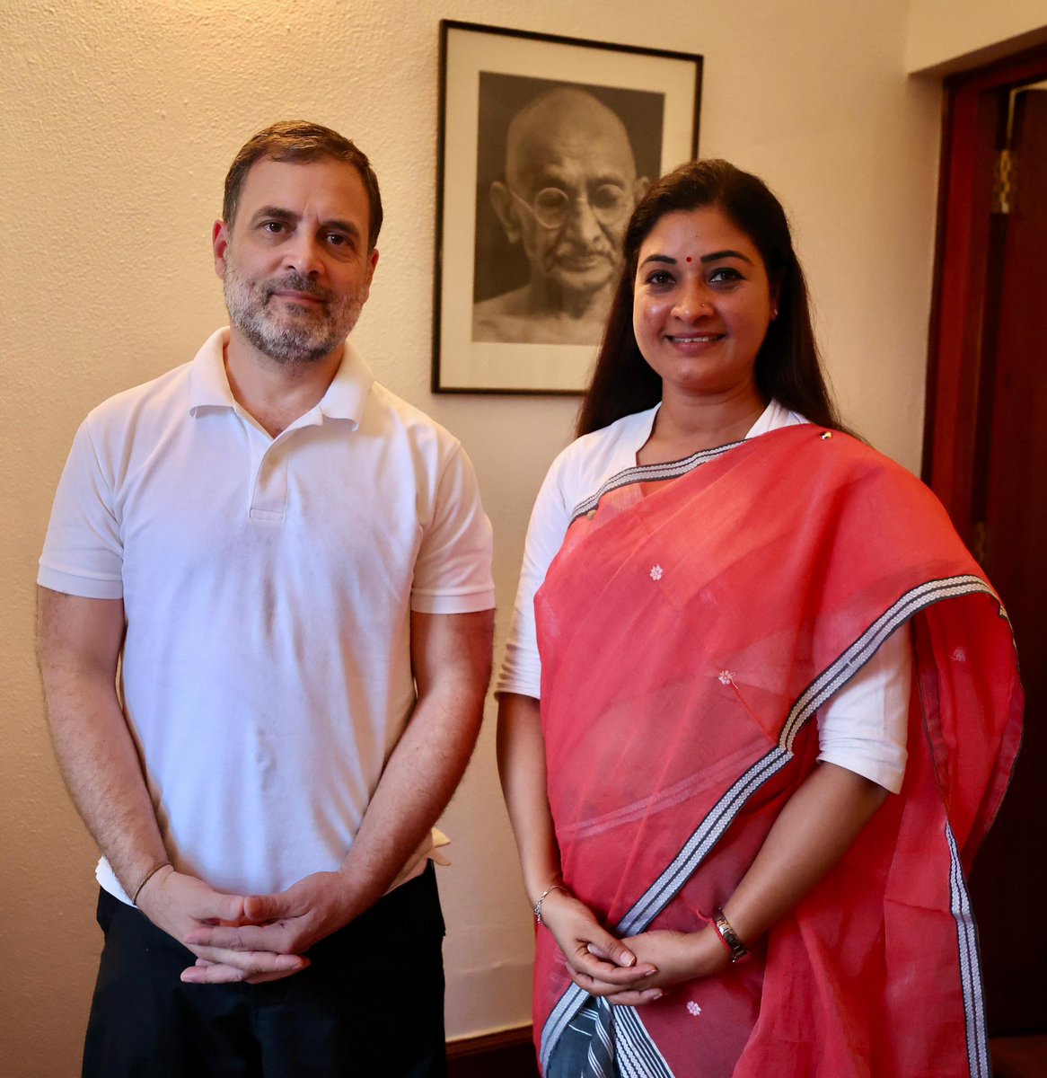 LambaAlka's tweet image. कॉंग्रेस के पूर्व अध्यक्ष , सांसद, लोकसभा में नेता विपक्ष श्री @RahulGandhi जी से आज मुलाक़ात के दौरान महिला कॉंग्रेस संगठन निर्माण, मज़बूती और भविष्य में #नारी_न्याय के नारे के तहत महिलाओं के संवैधानिक अधिकारों ,सुरक्षा और 33% आरक्षण के तहत भागेदारी के मुद्दे पर विस्तार से चर्चा…