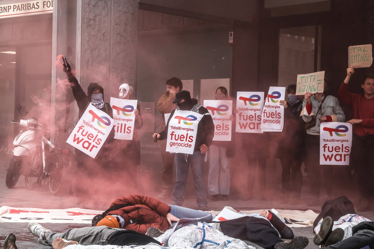coderoodrouge's tweet image. TotalEnergies wants to be silent about its ecocide and human rights violations, but our PeoplePower is louder! 💚✊ #StopTotal