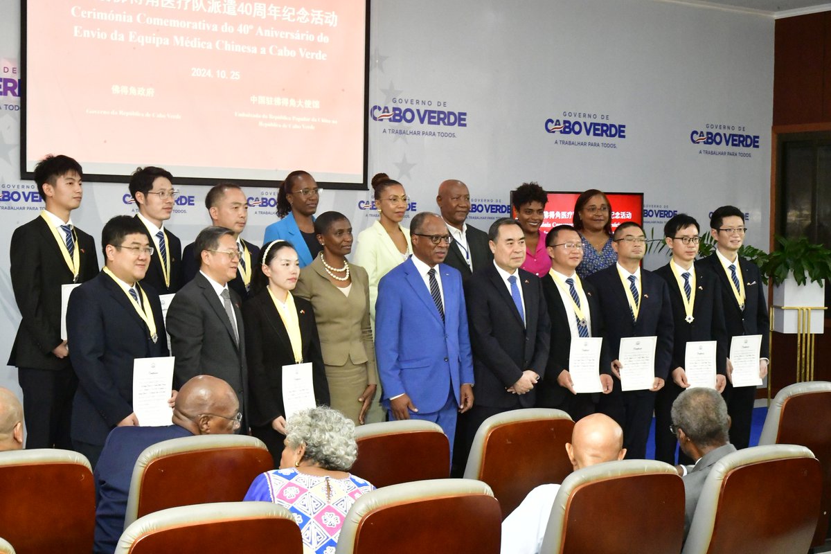 𝐆𝐨𝐯𝐞𝐫𝐧𝐨 𝐝𝐞 𝐂𝐚𝐛𝐨 𝐕𝐞𝐫𝐝𝐞 𝐜𝐨𝐧𝐝𝐞𝐜𝐨𝐫𝐨𝐮 𝐚𝐬 𝐄𝐪𝐮𝐢𝐩𝐚𝐬 𝐌é𝐝𝐢𝐜𝐚𝐬 𝐂𝐡𝐢𝐧𝐞𝐬𝐚𝐬 𝐞𝐦 𝐫𝐞𝐜𝐨𝐧𝐡𝐞𝐜𝐢𝐦𝐞𝐧𝐭𝐨 𝐝𝐨 𝐬𝐞𝐮 𝐭𝐫𝐚𝐛𝐚𝐥𝐡𝐨 𝐩𝐨𝐫 𝐨𝐜𝐚𝐬𝐢ã𝐨 𝐝𝐨𝐬 𝟒𝟎ª 𝐧𝐨𝐬 𝐝𝐞 𝐜𝐨𝐨𝐩𝐞𝐫𝐚çã𝐨 𝐜𝐨𝐦 𝐂𝐚𝐛𝐨 𝐕𝐞𝐫𝐝𝐞