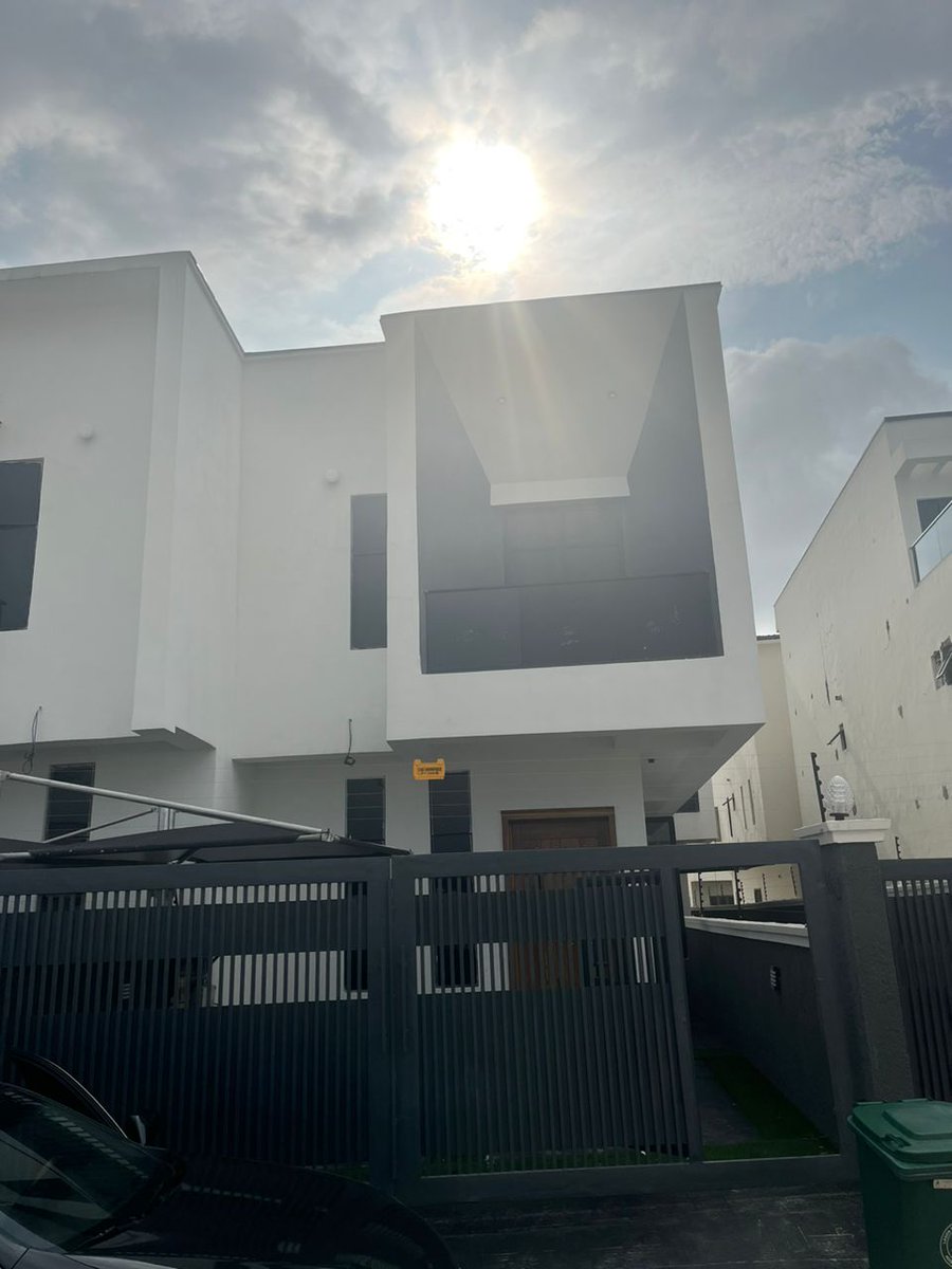 Perihomes1's tweet photo. 4 Bedroom Semi-detached House ‼️ 

📍: VGC

Features:
Secured Estate
Self Serviced 
Spacious 
All Rooms Ensuite 
Family Lounge 
Fitted Kitchen 
A Room BQ 
Etc

Price: 120M

📞: 08029739016
Whatsapp: 08181102910
Perihomes1@gmail.com 

#perihomes #propertyforsale #lagos #property https://t.co/leuacFcunt