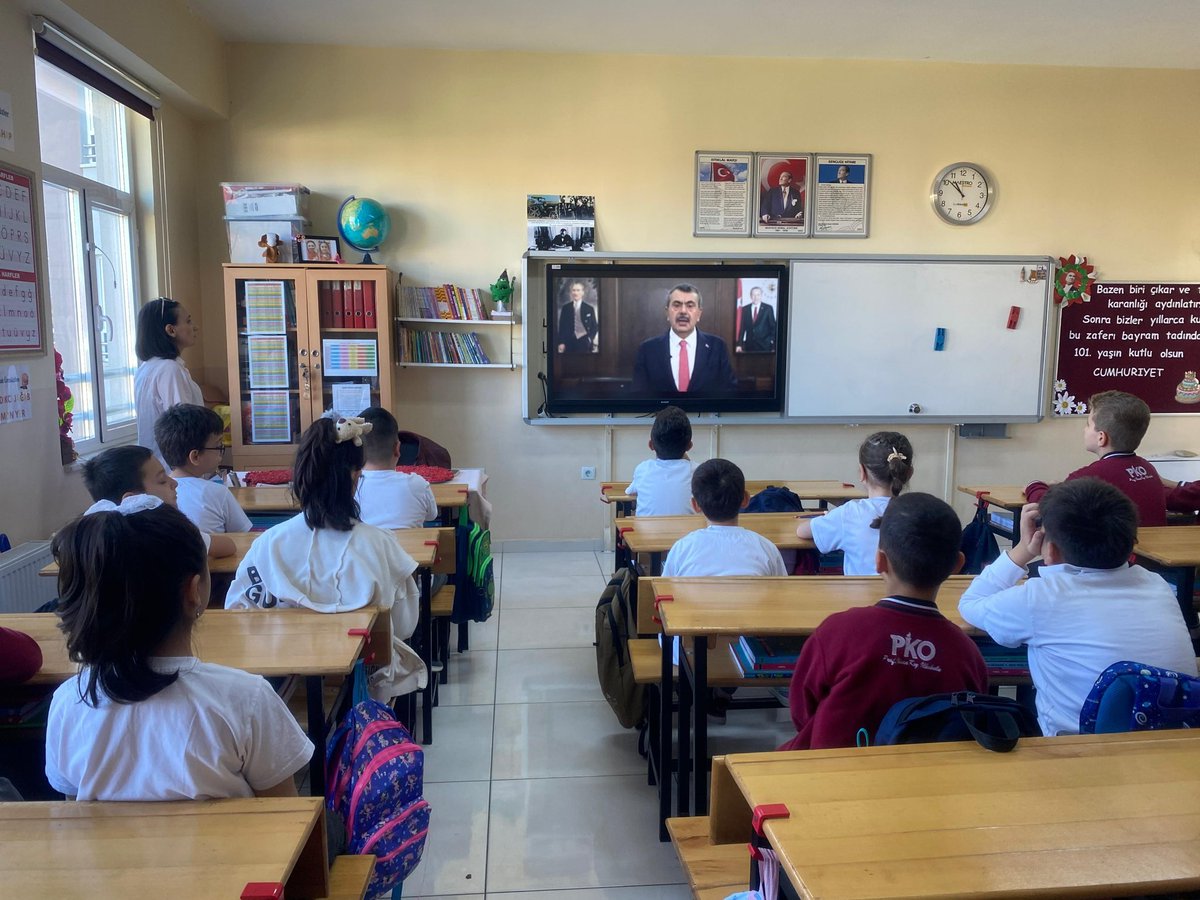 tcmeb's tweet photo. Cumhuriyet Haftası’nın İlk Dersi, “Dersimiz: Cumhuriyete Doğru” Filmiyle Başladı

Millî Eğitim Bakanı @Yusuf__Tekin imzalı genelge doğrultusunda, Cumhuriyet Haftası kapsamında öğrenciler bugün ilk derse cumhuriyetin kuruluş destanını konu alan “Cumhuriyete Doğru” tiyatro oyunundan çekilen görüntülerin sinematografik kurgusundan oluşan “Dersimiz: Cumhuriyete Doğru” isimli filmi izleyerek başladı.

👉🏻 https://t.co/LPDauY6bf6