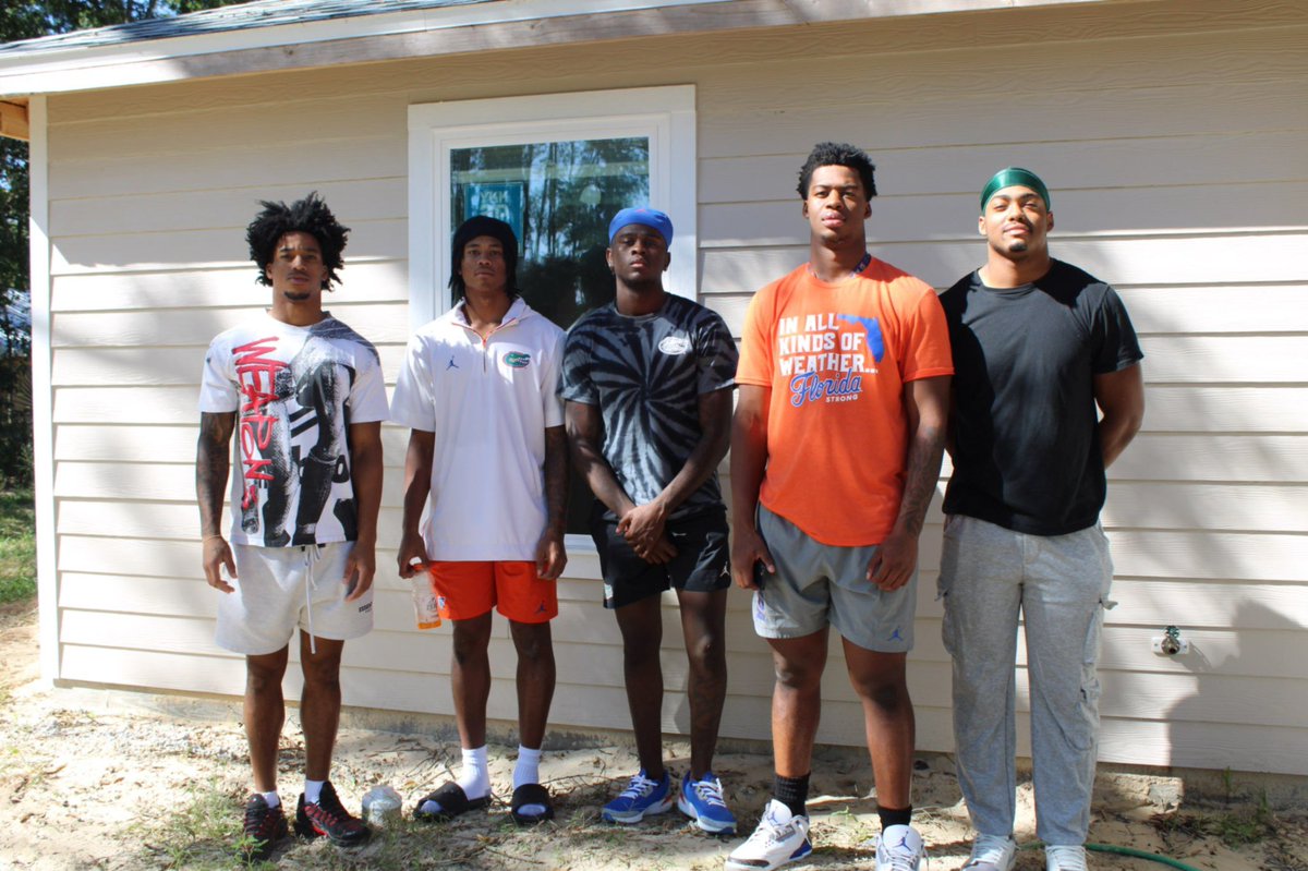 Let's give back, Gator Nation! 💪Press the link to get involved.
 
<a href="/Fl_Victorious/">Florida Victorious</a>
<a href="/alachuahabitat/">Alachua Habitat</a>
#FVfoundation 

alachuahabitat.org/volunteer