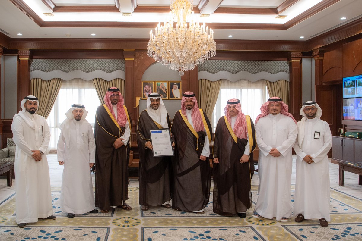 سمو أمير منطقة #المدينة_المنورة #سلمان_بن_سلطان، يتسلّم الشهادة الدولية في الجودة (الآيزو 9001)، وذلك بحضور سمو نائبه #سعود_بن_خالد_الفيصل، ووكيل إمارة المنطقة عبدالمحسن بن نايف بن حميد.