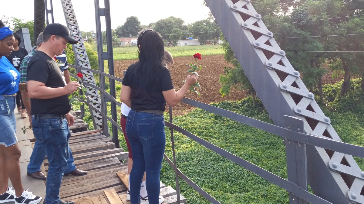 JoseR_AmppLP's tweet photo. Nuestras flores 💐 para #Camilo, en homenaje al Héroe de Yagüajay. 
#CamiloVive #CamiloCienfuegos #PinarXNuevasVictorias https://t.co/aRJF9K7rzA