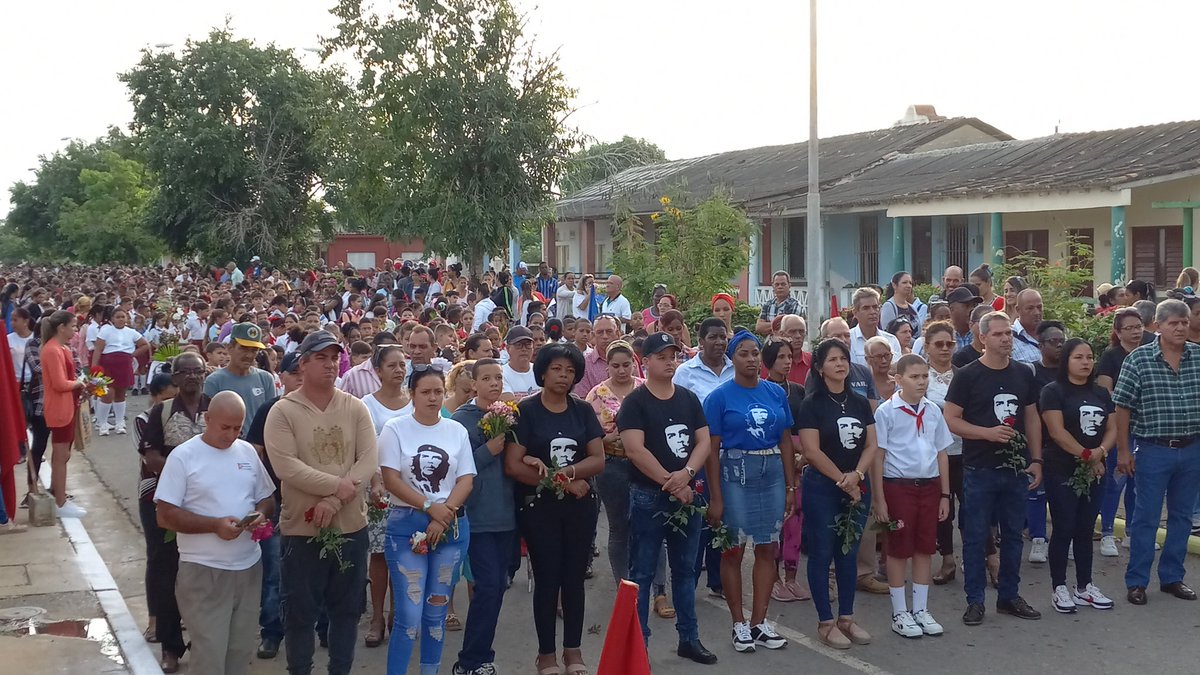JoseR_AmppLP's tweet photo. Nuestras flores 💐 para #Camilo, en homenaje al Héroe de Yagüajay. 
#CamiloVive #CamiloCienfuegos #PinarXNuevasVictorias https://t.co/aRJF9K7rzA