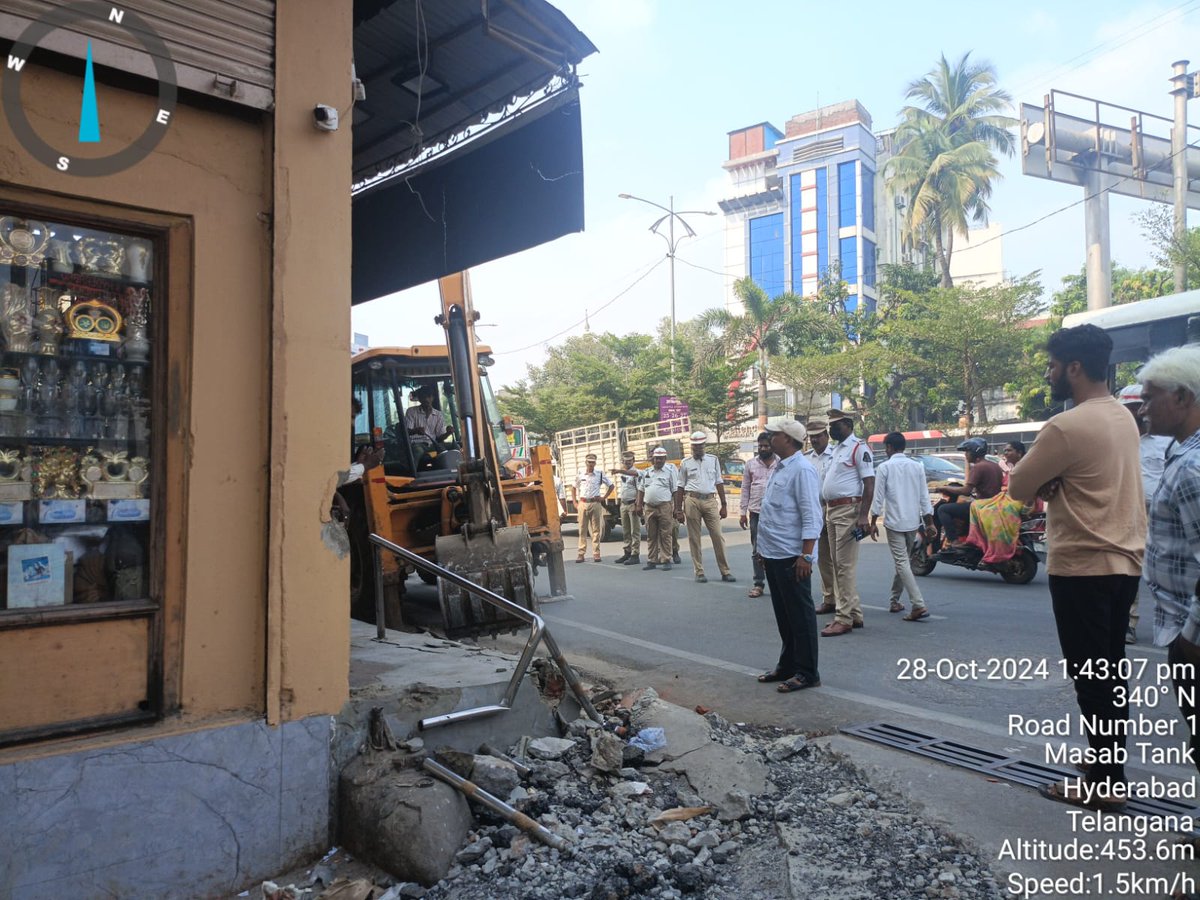 Good Evening Sir, Today i.e 28.10.2024 Footpath Encroachment special drive conducted from Masabtank jn to Khaja Mansion Jn, in the supervising of Able-V, Sri D.Dhanalaxmi,ACP madam with co ordination of GHMC staff removed traffic obstructing encroachments for free flow of traffic
