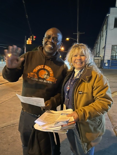 ohioaflcio's tweet photo. It's never too early to talk about re-electing @SherrodBrown. Thanks to these @UAW members who were up at at the plant gates at 6am to talk with their coworkers about Sherrod and voting #YesOnIssue1 to end gerrymandering in #Ohio https://t.co/1M4N7tkoRV