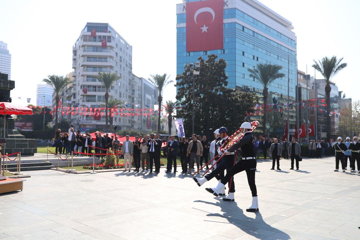 🇹🇷 Rektörümüz Prof. Dr. Bayram Yılmaz, Cumhuriyetimizin 101. yılı kapsamında <a href="/izmirvaliligi/">T.C. İzmir Valiliği</a> tarafından Cumhuriyet Meydanı'nda düzenlenen Çelenk Sunma Töreni'ne katıldı.

Rektör Yılmaz: "Cumhuriyet coşkusunu hep birlikte yaşadığımız bu anlamlı günde, Atatürk Anıtı'na çelenk