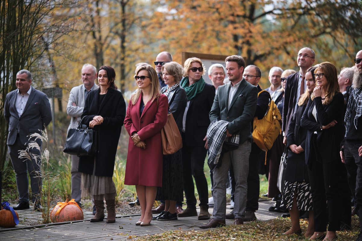 W poniedziałek,28.10 przy Collegium Geographicum UAM odbyło się uroczyste otwarcie Demonstracyjnego Ogrodu Klimatycznego. ✂️🌳

Udział wzięli JMR prof. Bogumiła Kaniewska, Dziekani Wydziałów i Prezes Zarządu Wojewódzkiego Funduszu Ochrony Środowiska i Gospodarki Wodnej w Poznaniu