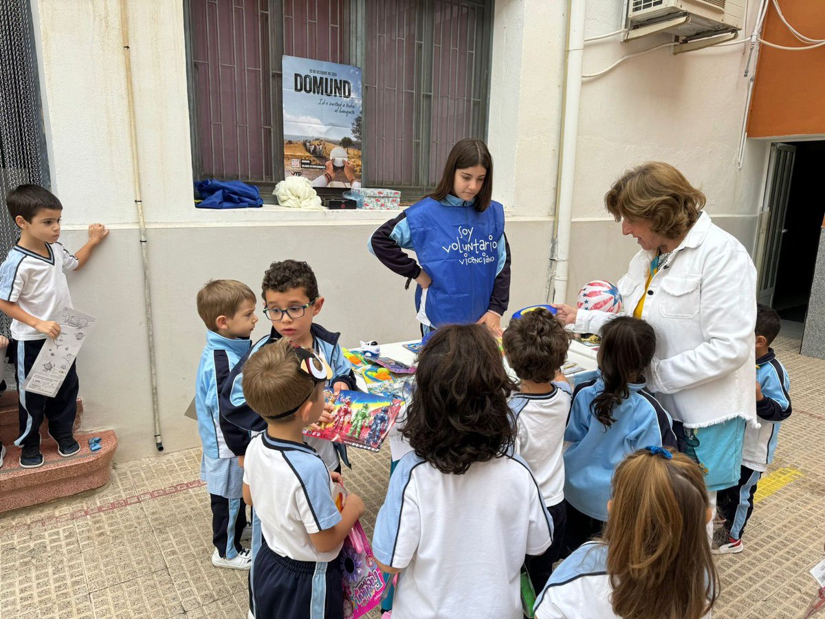 milagrosablanca's tweet photo. Con motivo del DOMUND se ha celebrado un mercadillo en el que se han vendido juguetes donados por el @Ayto_Blanca y por pesonas altruistas que han colaborado. Muchas gracias a todos por vuestra colaboración. #DOMUND2024 #EducaciónVicenciana #colegiosHHCC #voluntariadoHHCC https://t.co/hTz5RkcsHG