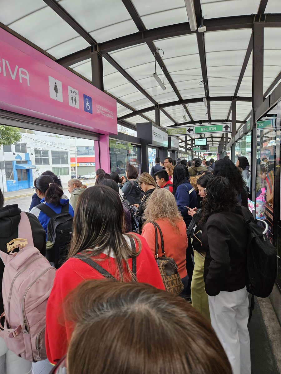 brenditha_hH's tweet photo. @MetrobusCDMX si solo hay dos circuitos desde tenayuca por que madres no mandan más unidades? Están peor el día de hoy 🙄🙄🙄 https://t.co/t587769AFB