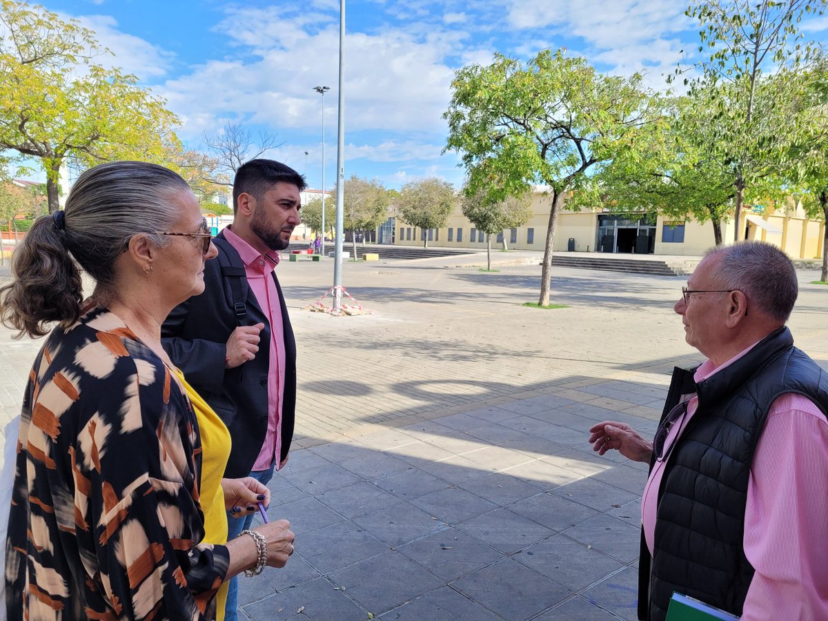 De la mano de la Asociación de Vecinos de Tres Barrios hemos conocido Ia preocupación vecinal por el traslado del Centro de Servicios Sociales, la situación de las viviendas Los Pajaritos y la necesidad de intervención en el mercado de Las Candelarias.