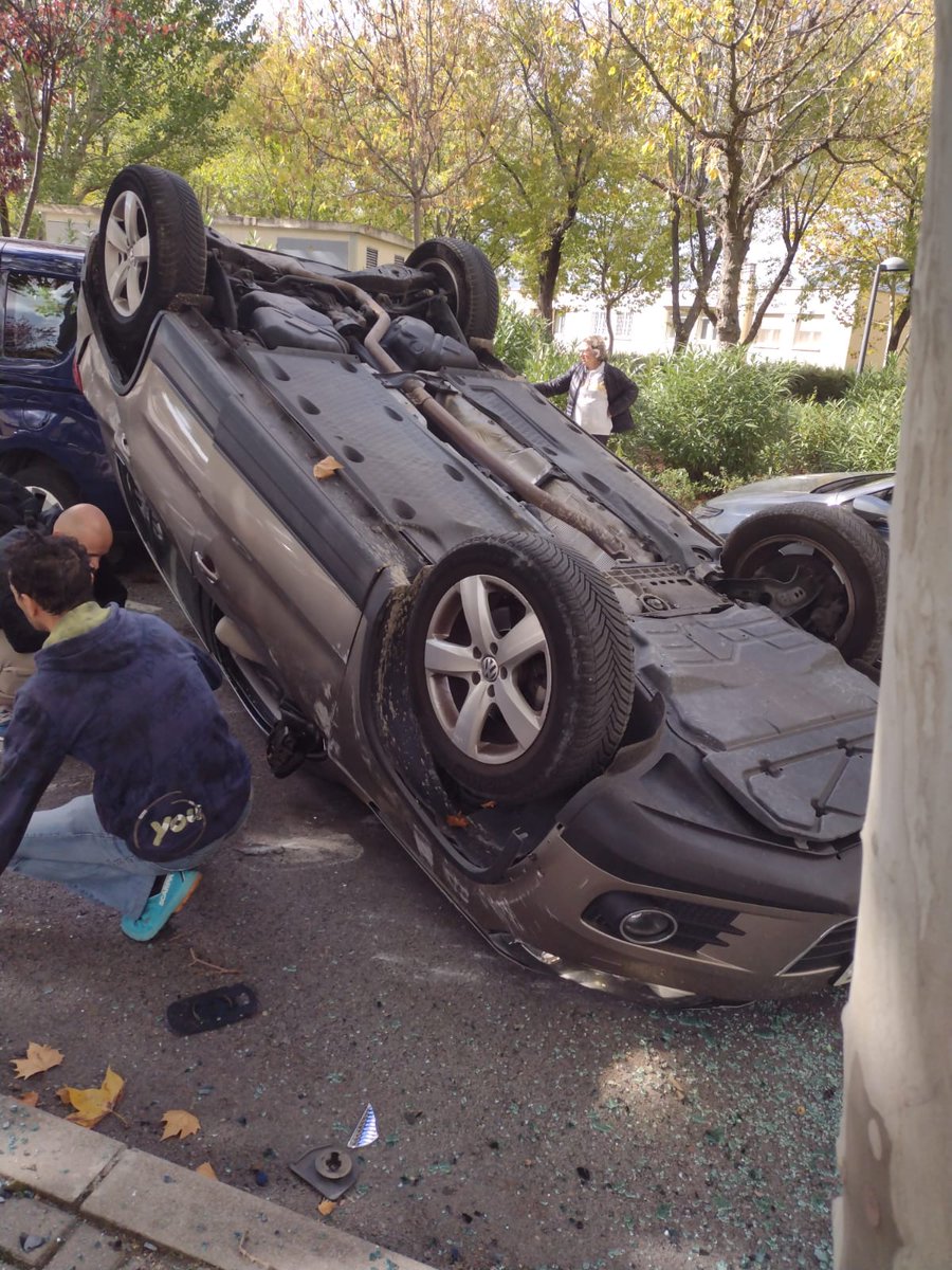 Enésimo accidente en Avenida Miguel Hernández del barrio Rosa Luxemburgo en #sanse . Cada vez más graves. Tomen medidas ya <a href="/sansecomunica/">Ayuntamiento de San Sebastián de los Reyes</a> <a href="/lsfernandeza/">Lucía S. Fernández Alonso</a> . Un día los daños no van a ser sólo materiales. No podrán decir que no avisamos.