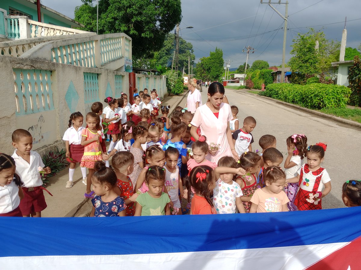 Los niños y niñas de nuestra Institución Educativa rinden tributo Camilo Cienfuegos en el aniversario 65 de su desaparición física.
<a href="/PlutinArgelio/">Argelio Plutin</a> <a href="/OdalisPerez79/">Odalis Perez</a> <a href="/LHierresuelo/">Luis Hierresuelo</a> <a href="/dme2frente/">DME - Segundo Frente</a> #SegundoFrente #SantiagoDeCuba