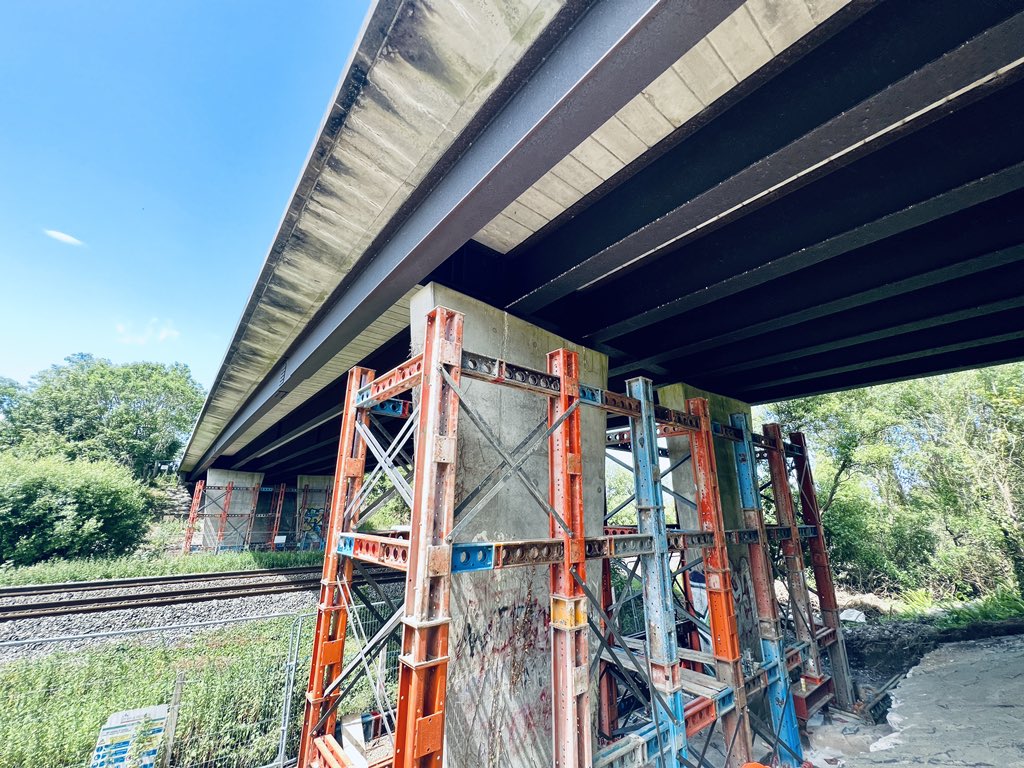 HydraCapsule's tweet photo. Temporary propping and bridge jacking / lifting entire 850 tonnes structure (railway underneath and highway above) #hydraulicjacking #bridgepropping #temporarypropping #heavylifting #temporaryworks #propping https://t.co/rjgAYx4GDx