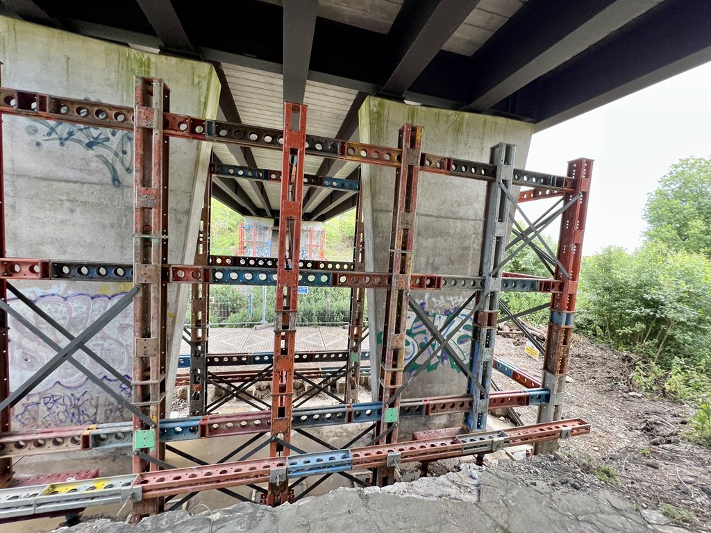 HydraCapsule's tweet photo. Temporary propping and bridge jacking / lifting entire 850 tonnes structure (railway underneath and highway above) #hydraulicjacking #bridgepropping #temporarypropping #heavylifting #temporaryworks #propping https://t.co/rjgAYx4GDx