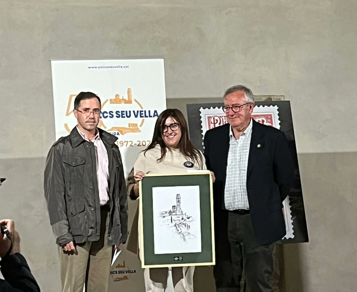 🏆 Divendres va tenir lloc l'entrega de guardons en els actes del Dia de la Seu Vella, dels <a href="/AmicsSeuVella/">Amics Seu Vella</a> 
S'ha premiat el treball de fi de grau de Pol Ferraz "El claustre de la Seu Vella. Espai i simbologia" 🏛️
També s'ha premiat la nostra primera directora, <a href="/evamartinf/">Eva</a> 🎉