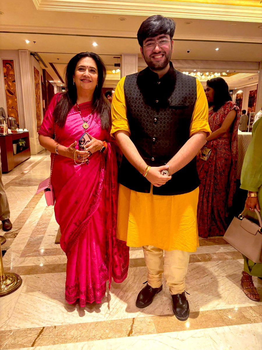 It was a pleasure to meet Aadarniya <a href="/smitaprakash/">Smita Prakash</a> ji at the annual gala Diwali lunch hosted by <a href="/FoundationPK/">Prabha Khaitan Foundation</a> . My favourite podcaster.. thank you for letting me steal a moment !