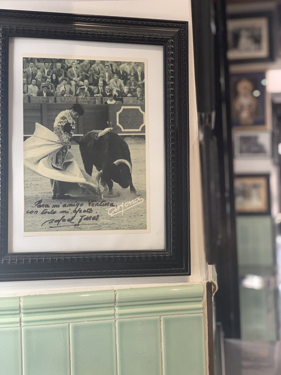 A este cuadro le tenemos un gran cariño, el Maestro Rafael Torres en una tarde de toros en la Maestranza ❣️❣️❣️ #Yosoydelventura #sevilla #barriodelarenal