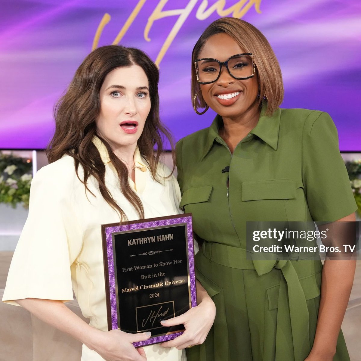 ScarletWitchUpd's tweet photo. Kathryn Hahn holding the “First Woman to Show Her Butt in the Marvel Cinematic Universe” plaque for #AgathaAllAlong. https://t.co/lXi9G77FmK