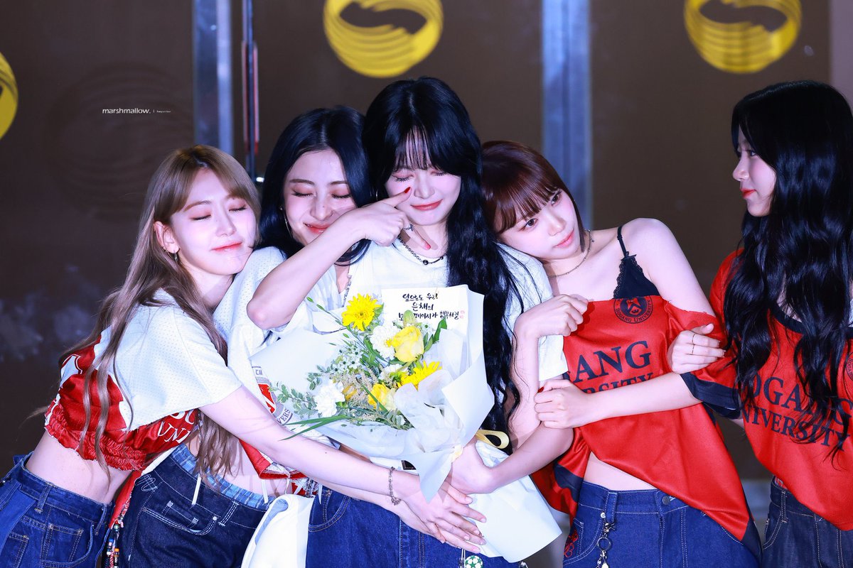zuhaspookiebear's tweet photo. WE LOVE YOU EUNCHAE
WE LOVE YOU SAKURA
WE LOVE YOU KAZUHA
WE LOVE YOU CHAEWON  
WE LOVE YOU YUNJIN 
WE LOVE YOU LE SSERAFIM

FEARNOT ALWAYS WITH LE SSERAFIM
#FEARNOTwillalwaysloveLESSERAFIM https://t.co/3acmfPZWgL