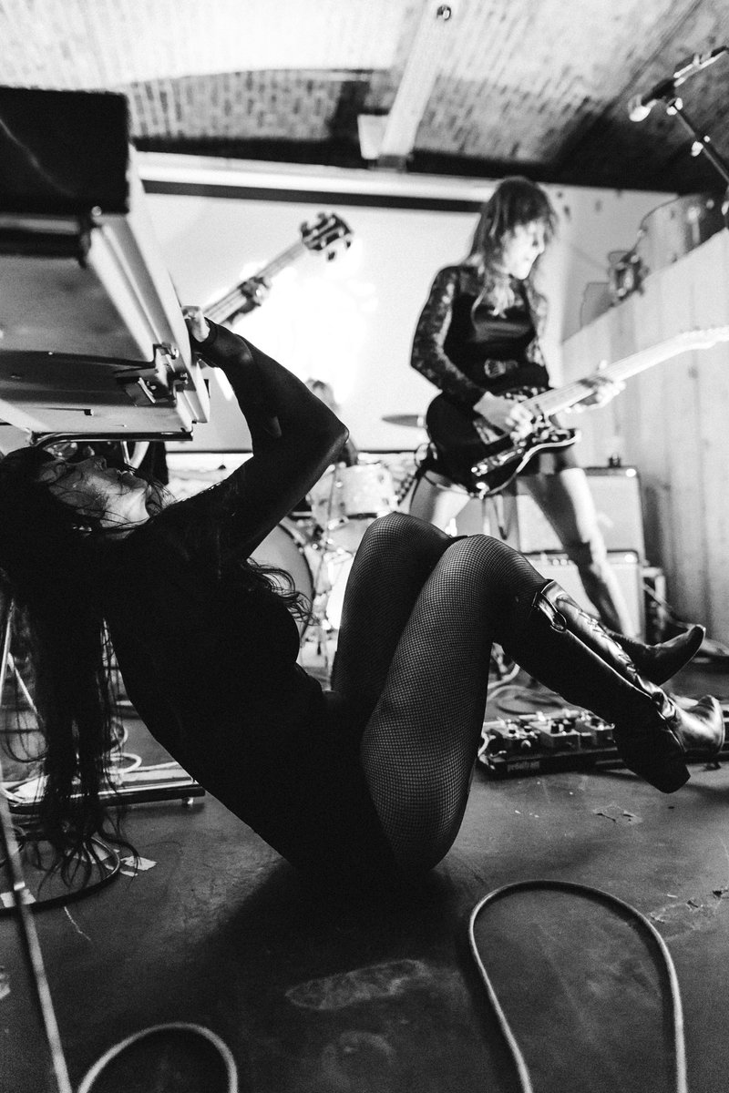 thedartsUS's tweet photo. Farfisa gymnastics class in London,
Oct 2024 📸 Derek Bremner @del_photos 

#thedartsus #boomerangtour2024 #farfisa #alternativetentaclesrecords #adrenalinfixmusic https://t.co/f64hGO6dNc