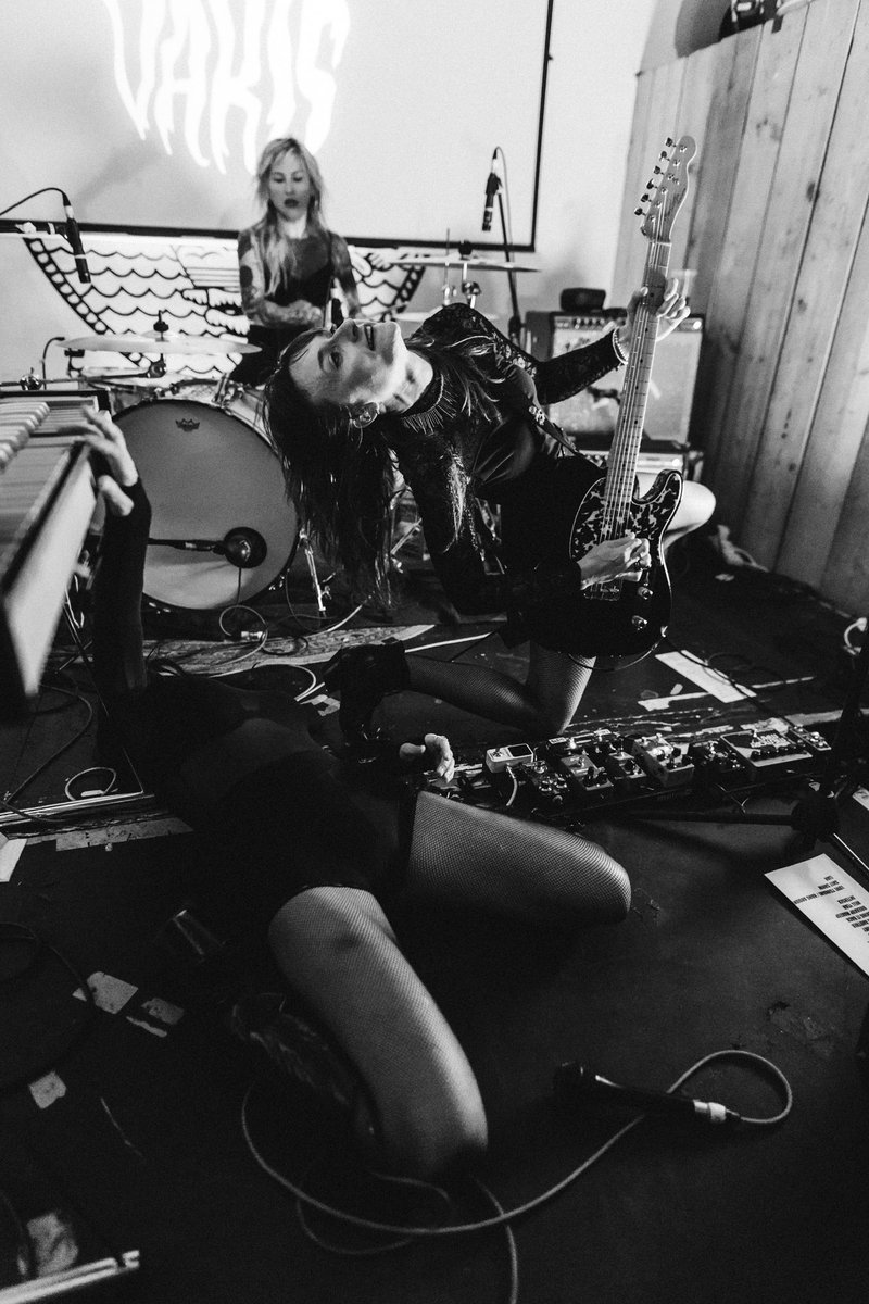 thedartsUS's tweet photo. Farfisa gymnastics class in London,
Oct 2024 📸 Derek Bremner @del_photos 

#thedartsus #boomerangtour2024 #farfisa #alternativetentaclesrecords #adrenalinfixmusic https://t.co/f64hGO6dNc